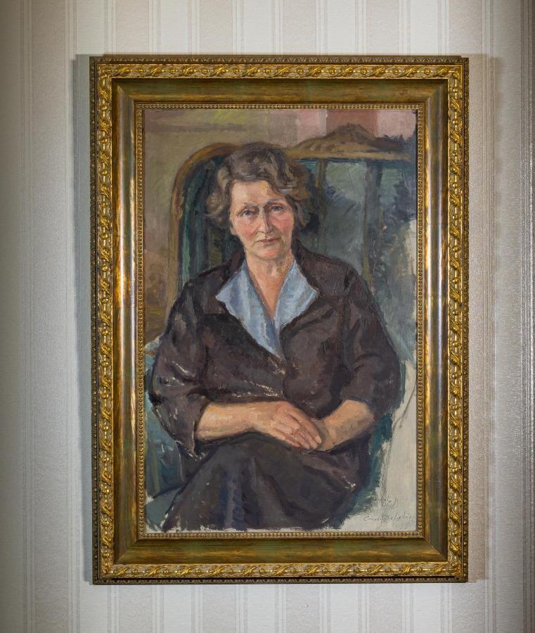 Noblesse Boutique Resort Sibiu Luaran gambar Portrait of a Lady