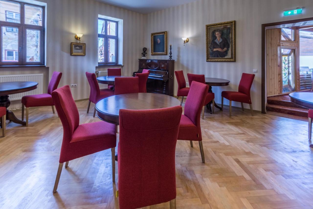 Noblesse Boutique Resort Sibiu Luaran gambar The interior of the library
