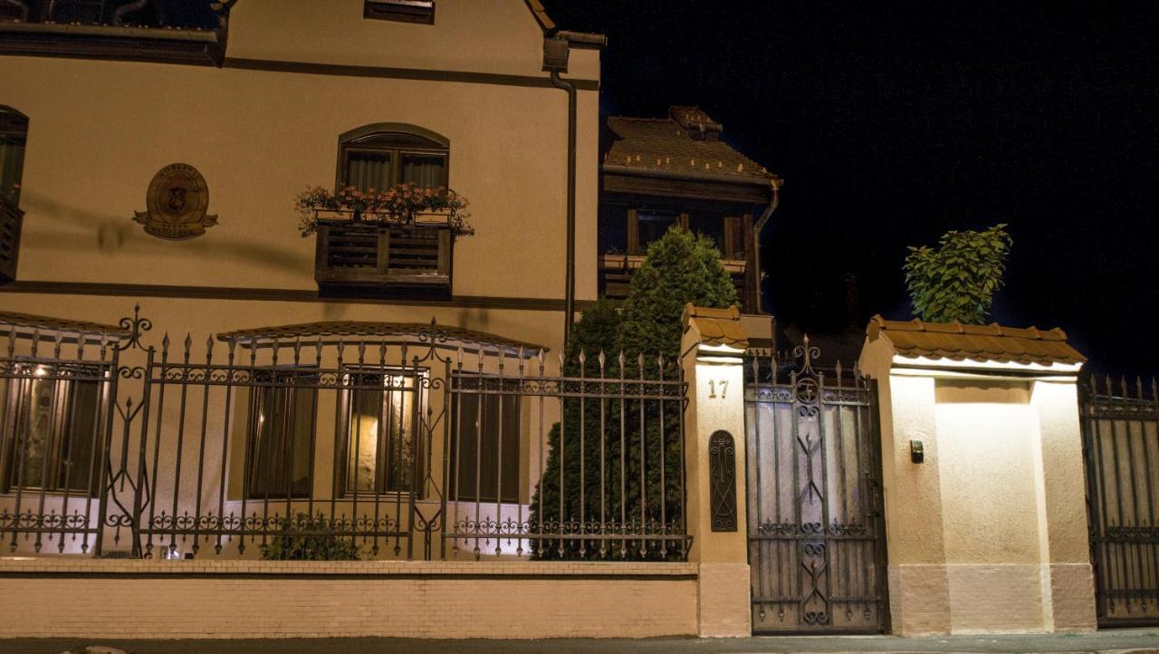 Noblesse Boutique Resort Sibiu Luaran gambar A typical house in the city