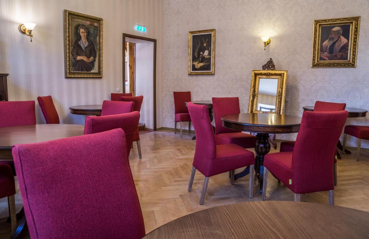 Noblesse Boutique Resort Sibiu Luaran gambar The interior of the university library