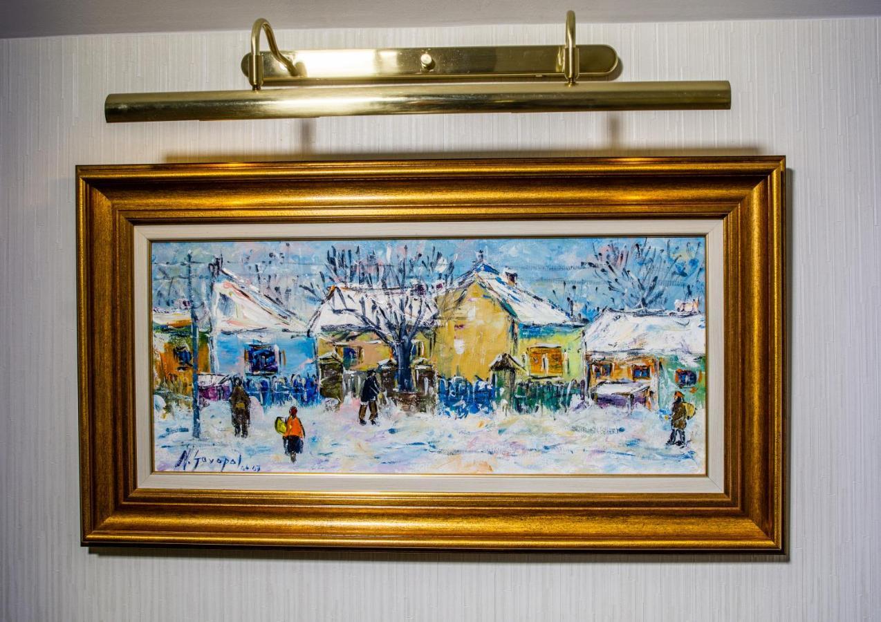 Noblesse Boutique Resort Sibiu Luaran gambar A picture light above a painting