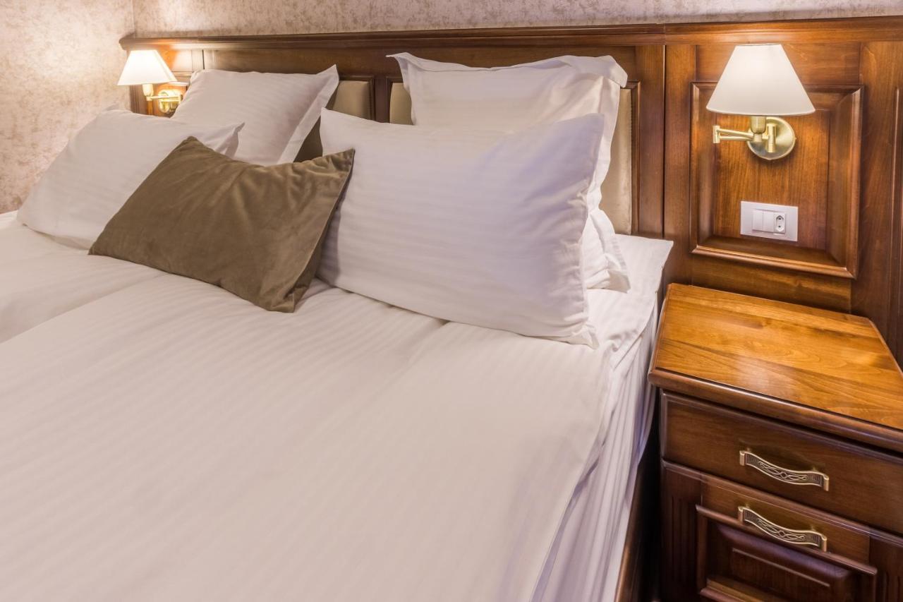 Noblesse Boutique Resort Sibiu Luaran gambar A bed with a headboard