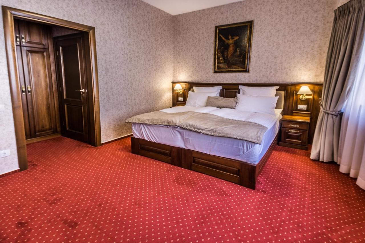 Noblesse Boutique Resort Sibiu Luaran gambar A bedroom in a hotel