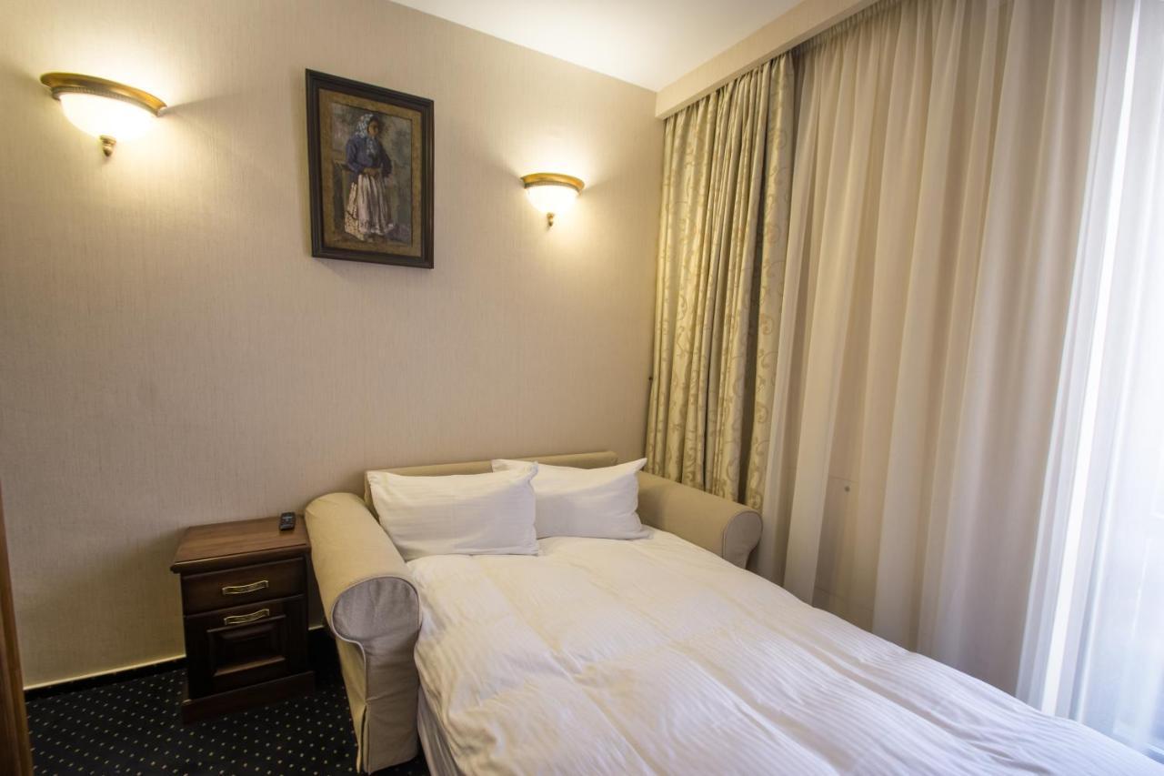 Noblesse Boutique Resort Sibiu Luaran gambar A sofa bed
