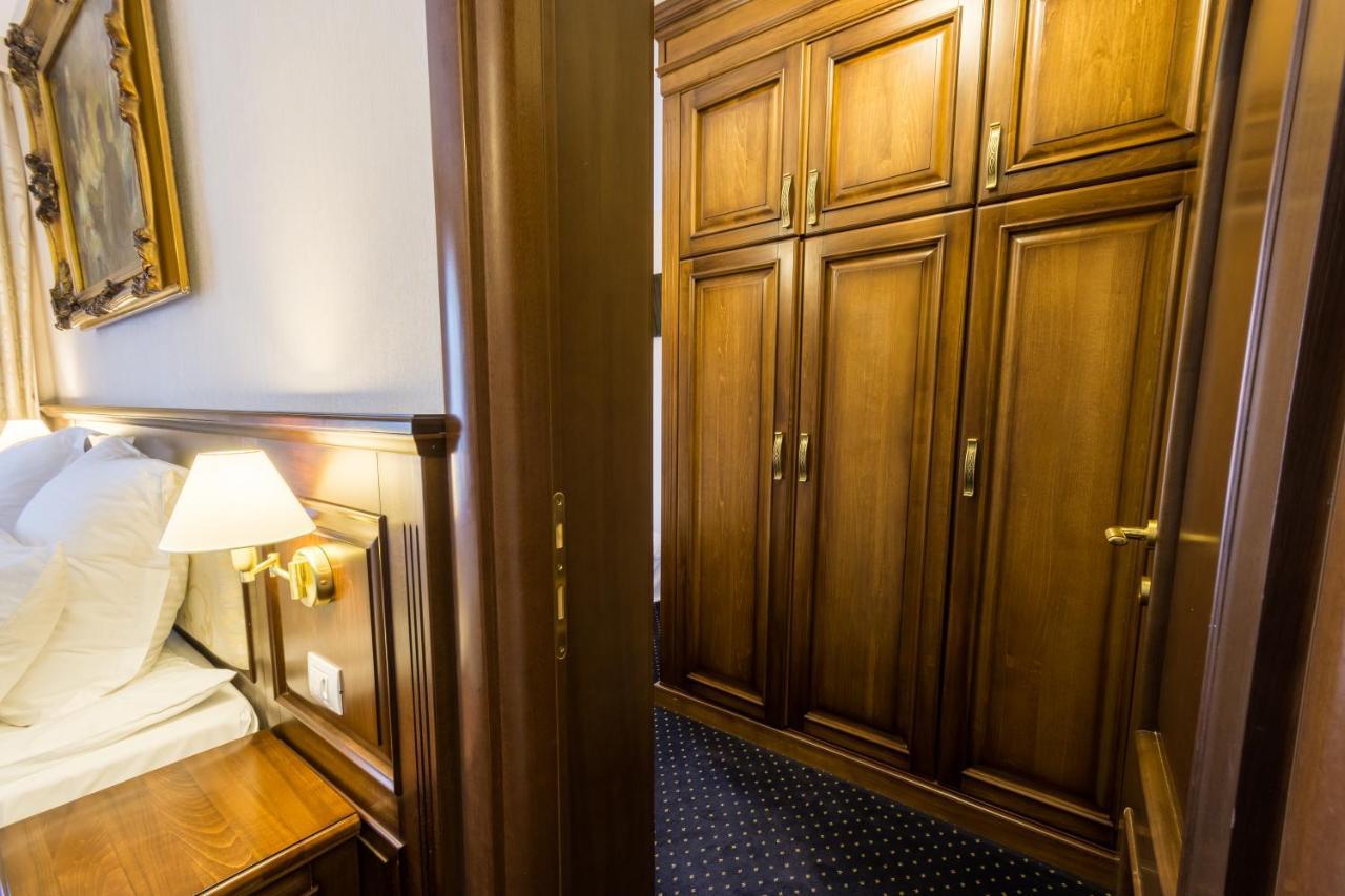 Noblesse Boutique Resort Sibiu Luaran gambar A wardrobe