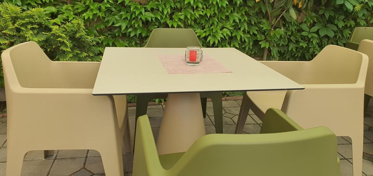 Noblesse Boutique Resort Sibiu Luaran gambar A table and chairs