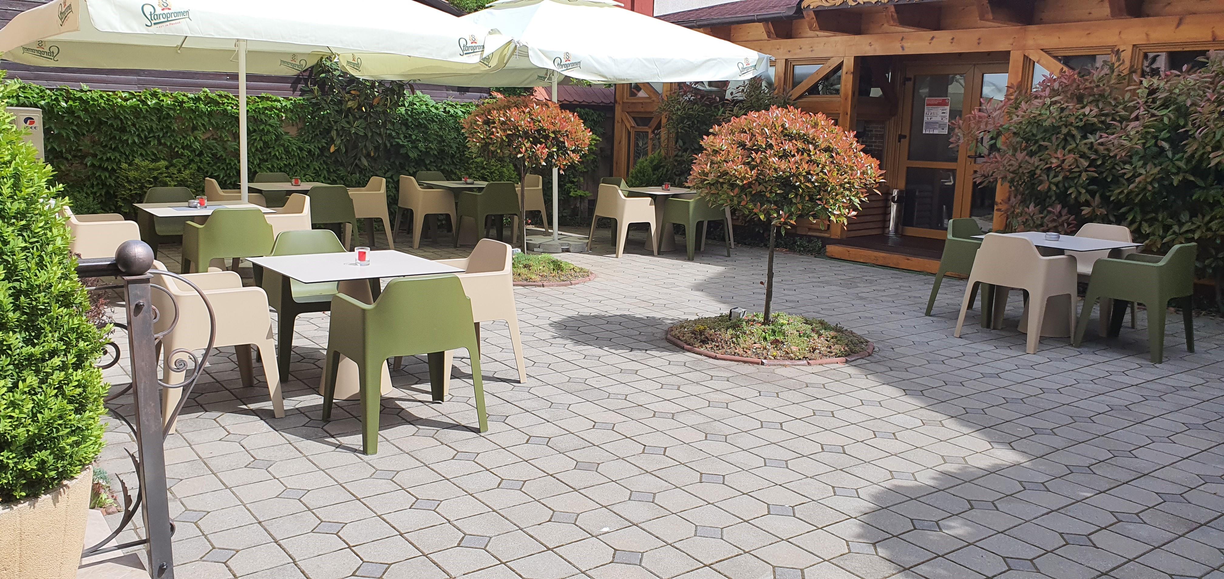 Noblesse Boutique Resort Sibiu Luaran gambar A patio with a paving pattern