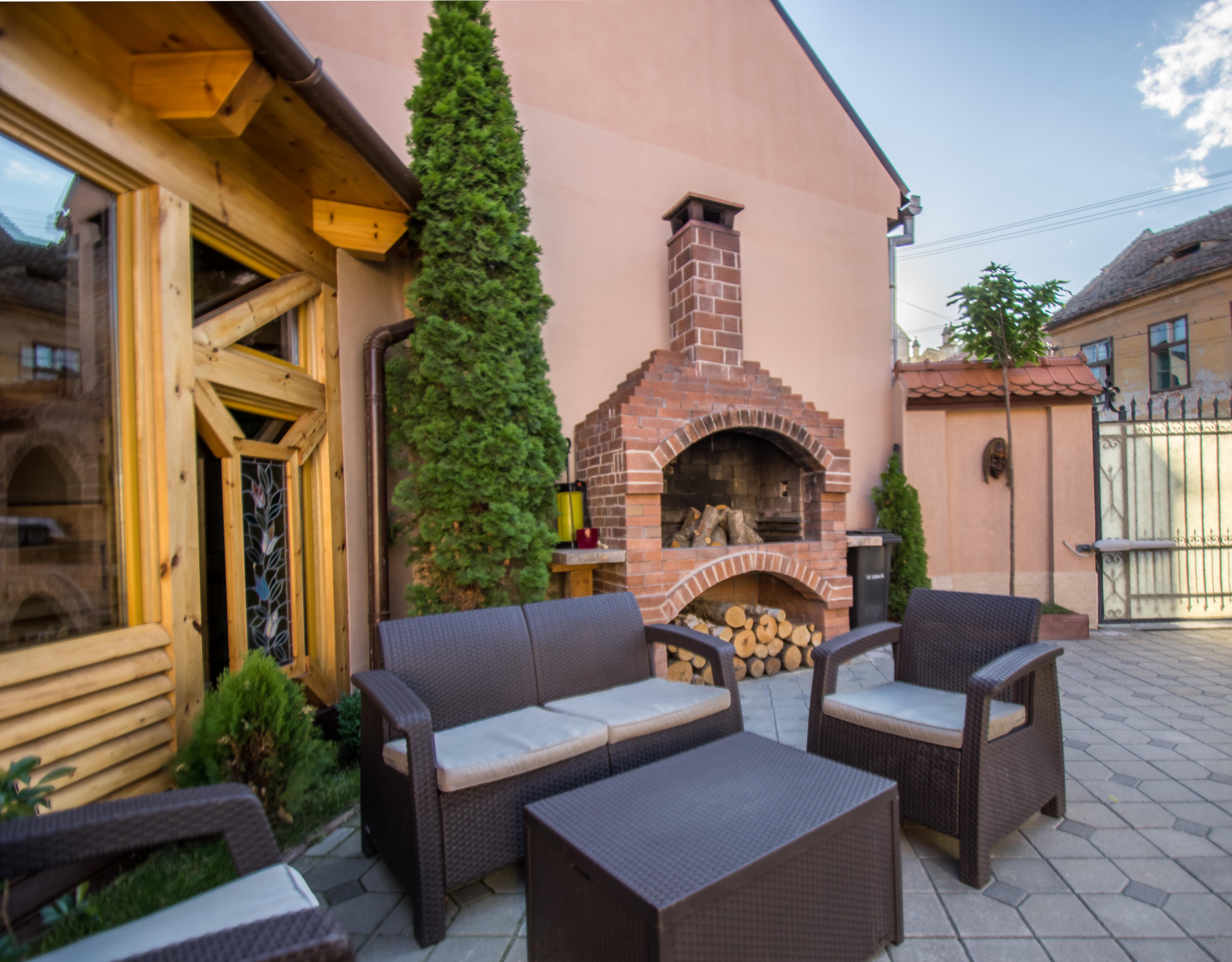 Noblesse Boutique Resort Sibiu Luaran gambar The courtyard of the restaurant