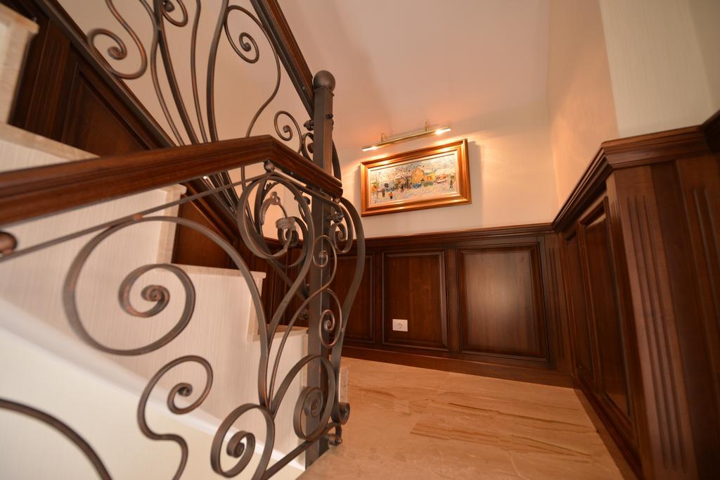 Noblesse Boutique Resort Sibiu Luaran gambar Wainscoting in a home