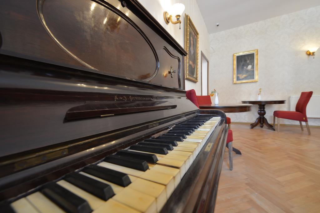 Noblesse Boutique Resort Sibiu Luaran gambar The piano in the living room