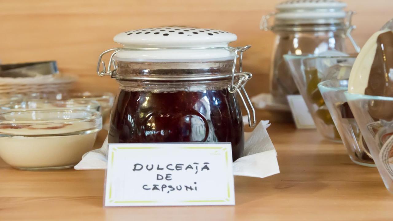 Noblesse Boutique Resort Sibiu Luaran gambar A jar of capsună